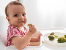 Від 0 до 1 року: як правильно вибрати дитяче харчування для малюків залежно від віку